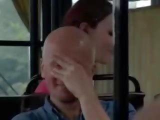 Mdtq ka publike lakuriqësi e pisët film në një autobuz