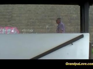 Vecchio bellimbusto ricatti piacevole bionda scorta per cazzo