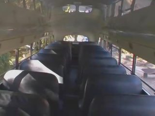 Enchanting flokëkuqe adoleshent në tërheqës fund merr shembur në një autobuz