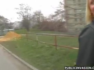 Hubad tinedyer dalagita makakakuha ng fucked sideways