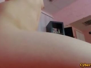 Najstnice v raztrgala kavbojke brezplačno slog striptiz