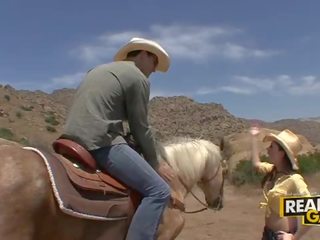 Čudovito rjavolaska najstnice streetwalker missy kamen zunaj cowboy slog jebemti