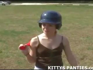 18anni gattino a caccia per easter eggs in un minigonna