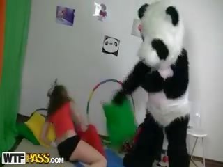 Titted 褐发女郎 到 有 成人 电影 同 巨大 玩具 panda