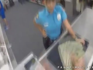 Real pulis moonlights bilang han para pawn tindahan