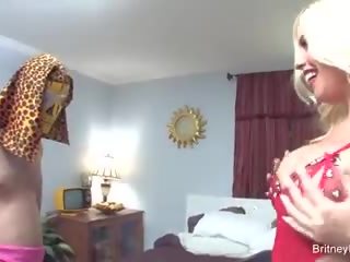 Masked wrestler is given an göte sikişmek valentines gift from britney amber