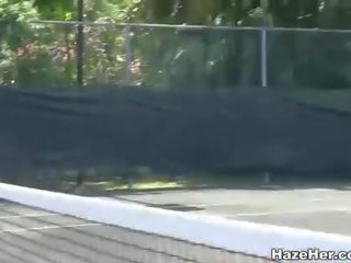 Rushes bën lezbike acts në tenis gjykatë