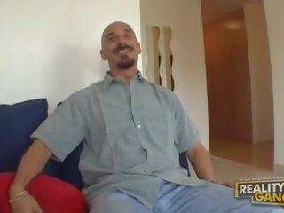Bjonde captivating nuse i ri femër duke bërë marrjenëgojë në livingroom