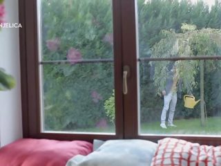 Diva merr i preferuar sextoy dhe pushes ajo në vrimë