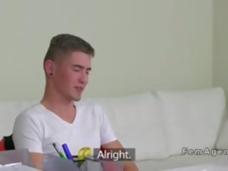 Femeie agent dă muie pe auditie în witch rochie