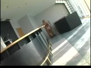 Sluty blondýnka v svůdný korzet dostane anální pohlaví film v gang třesk