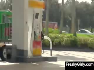 Bolacha fica um kick a partir de debaixo da saia provocação em público