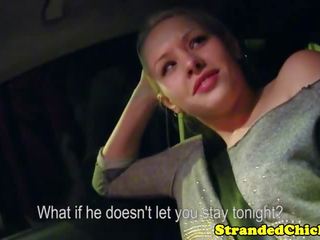 Hitching blondinka ýaşlar grabs drivers phallus