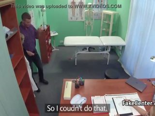 Elitë infermiere helping tip në spermë
