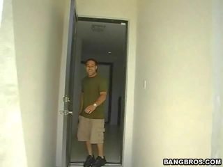 Interrupted sa pamamagitan ng nakabibighani bihis nakakaakit inang kaakit-akit