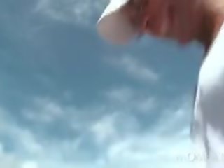 Sladký bruneta sání velký hladový klovaný pták na a loď