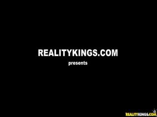 Evanotty 놀이기구 이 파이썬 으로 그녀의 거대한 브리트니 되튐 주위에.