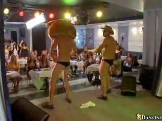 על 70 lascivious בנות packed ב ה מועדון