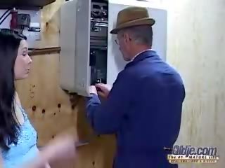 Rjavolaska punca v mini krilo je umazano posnetek s star prdec
