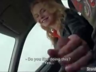 Hitchhiker nishe sniedz handjob par braukt