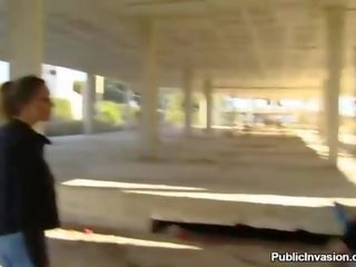 Cantik natalie von memberikan yang awam menghisap zakar
