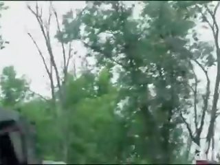 Žavus merginos pasiruošęs už outrageous stunts