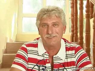 Vecchio uomo scopa smashing giovane bionda