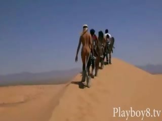 Skupina na nádherný playmates sandboarding a tryout fishing