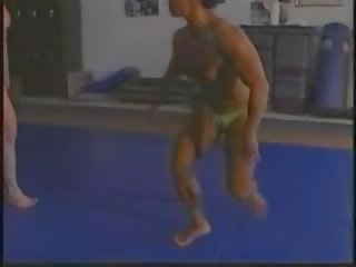 Babae bodybuilders kawalan ng pang-itaas pakikipagbuno bahagi ii