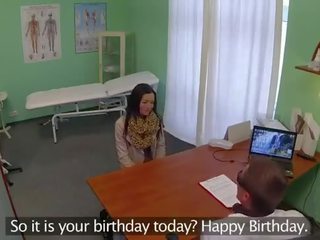 Hor brunetė mėgėjiškas žįsti ir šūdas į ligoninė
