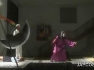 아시아의 놀랄 만한 바보 여배우 연극 femme fatale 에 코스프레 장면
