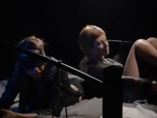 Gözi ýapylan stunner gets sexing by strap on