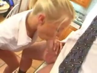 Oče jebe desiring varuška