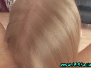 Pov blondinė gauna nuleidimas ant veido po narys čiulpimas