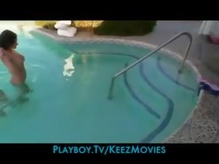Bikini clad brunet seduces her blondinka gf in the basseýn