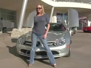 Kaitlyngorgeous pirang slattern takes pictures near a mobil