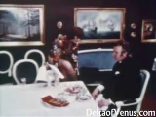 Vintažas suaugusieji filmas 1960s - plaukuotas middle-aged brunetė - lentelė už trys