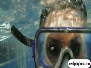 Badass babes swam v shark klec a snowboarding zatímco nahý