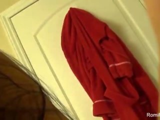 Romi pluie masturbe en lit