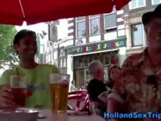 Blondinka köçe gyz gives turist bj
