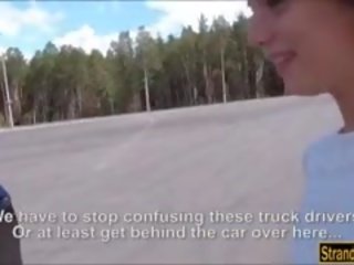 Brašs hitchhiker pusaudze anāls ieskrūvē augšup ar biezs grūti kāts