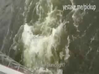 Suur melonid blondie näitamist ära tema kõverad edasi a laev ja seljas dong