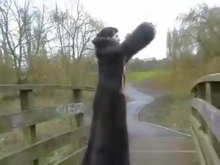 Gothická amatér babes veřejné močení a venkovní blesk
