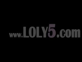 Uly emjekli blond toying tutmak on the pianino