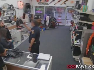 A pareha babae at a pulis sa a tindahan