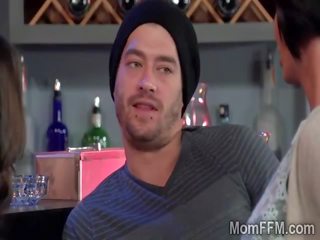 Lustful paeton soro blows a kaakit-akit na lalake sa harap ng kaniya poor darling