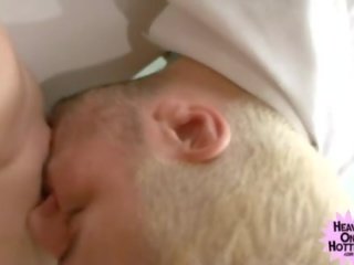 Maputla ginintuan ang buhok may pigtailes at malaki suso makakakuha ng rammed sa banyo