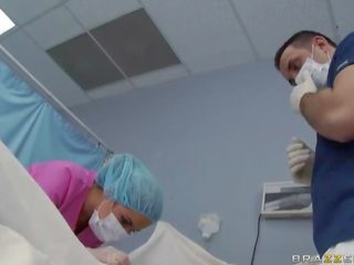 醫 practitioner 泰勒 和 一 新 healer