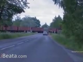Tonë i parë përjashta i rritur video në the autobuz stacion