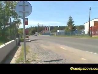 Gjyshi fucks i ri dashnor